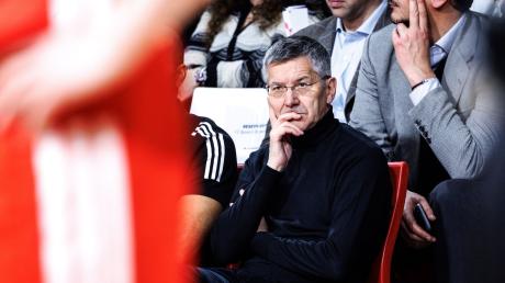 Herbert Hainer, Vereinspräsident vom FC Bayern, verfolgt das Spiel.