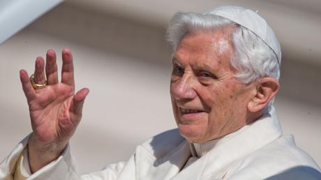 Papst Benedikt XVI. winkt bei der letzten Generalaudienz auf den Petersplatz.