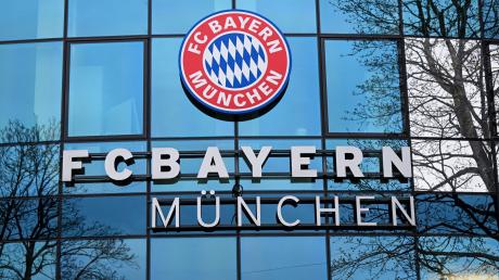 Das Logo von Bayern München ist am Vereinsgelände an der Säbener Straße zu sehen.