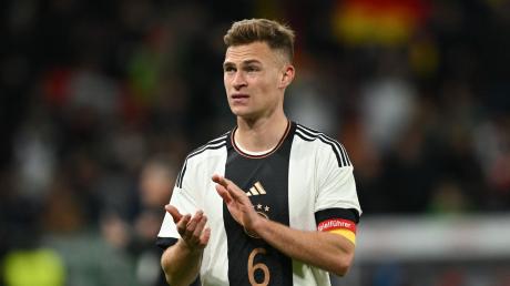 Deutschlands Joshua Kimmich applaudiert nach dem Spiel den Fans.