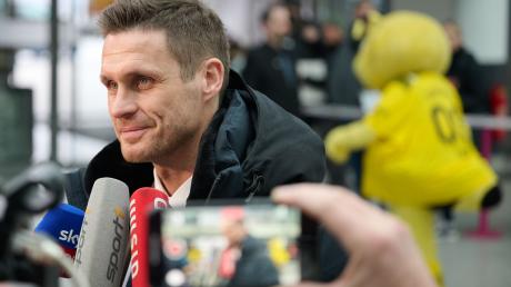 Sebastian Kehl, Sportdirektor von Borussia Dortmund, gibt Interviews.