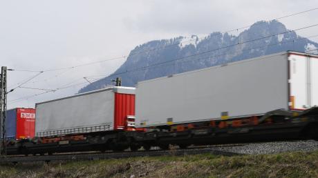 Ein Güterzug fährt durch das Inntal in Bayern.