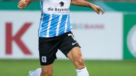 Stefan Lex von München spielt den Ball.