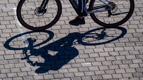 In Haldenwang war ein Fahrradfahrer laut Polizei mit einem Auto kollidiert. Er wurde in ein Krankenhaus gebracht.  