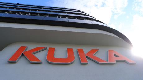 Das Logo des Roboterbauers Kuka aufgenommen am Hauptsitz des Unternehmens.