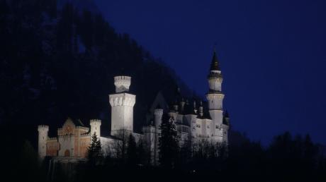 Von Scheinwerfern angestrahlt steht das Schloss Neuschwanstein im Königswinkel.