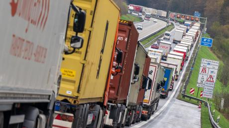 Hunderte LKW stehen auf der Autobahn A8 Richtung Süden am Irschenberg wegen der Blockabfertigung in Österreich im Stau.