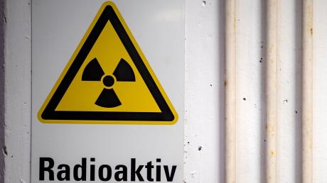 Ein Warnhinweis «Radioaktiv» hängt am Eingang eines Zwischenlagers.