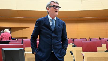 Der ehemalige Bahn-Vorstand Ronald Pofalla steht vor Beginn des Untersuchungsausschusses im Plenarsaal des Landtages.