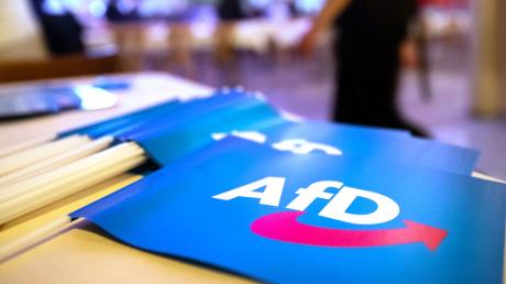 Fähnchen mit dem AfD-Logo liegen bei einem Landesparteitag auf einem Tisch.