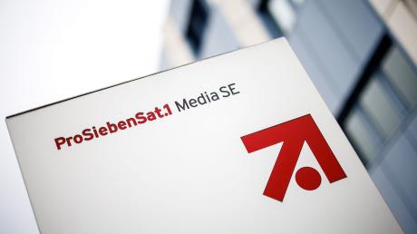 Das Logo und der Schriftzug der «ProSiebenSat.1 Media SE» ist im Unterföhring Park zu sehen.