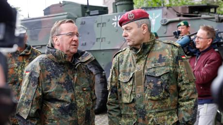 BundesverteidigungsminBoris Pistorius (links) bei einem Termin bei der Bundeswehr: Bei "Maischberger" wird er am 17. Mai 2023 vor allem über die Ukraine sprechen.