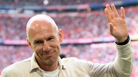 Der frühere Bayern-Spieler Arjen Robben winkt.