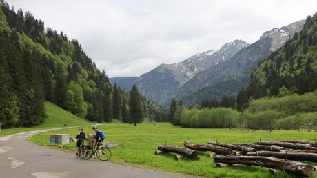 Radfahrer sind bei einer Tour im Hintersteiner Tal im Landkreis Oberallgäu unterwegs.