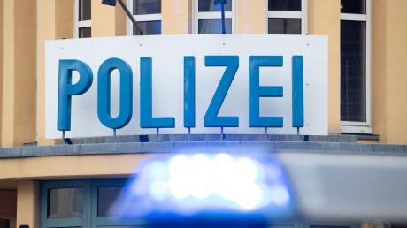 In Oettingen brechen Unbekannte einen SB-Automaten auf. Die Polizei bittet um Hinweise.
