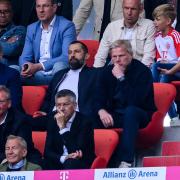 Münchens Sportvorstand Hasan Salihamidzic (M) und Münchens Vorstandsvorsitzender Oliver Kahn (r) sitzen auf der Tribüne.