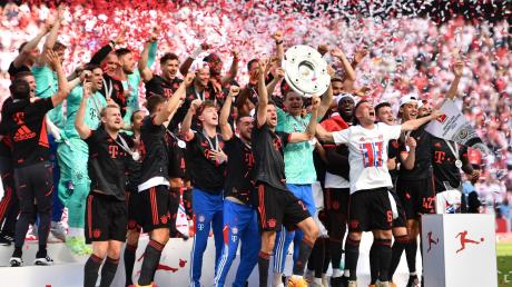 Spieler des FC Bayern jubeln nach dem Gewinn der 33. deutschen Meisterschaft.