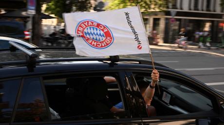 Vereinzelte Fans des FC Bayern fahren über die Leopoldstraße.