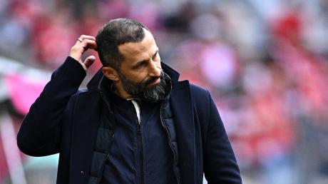 Münchens Sportvorstand Hasan Salihamidzic kratzt sich am Kopf.