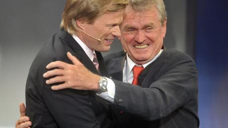 Oliver Kahn umarmt Torwart-Legende Sepp Maier am 29.06.2009 in München bei der Verleihung des Bayerischen Sportpreises.