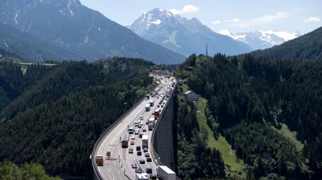 PKW und LKW fahren zwischen Patsch und Schönberg am Brenner (Autobahn A13) über die Europabrücke.