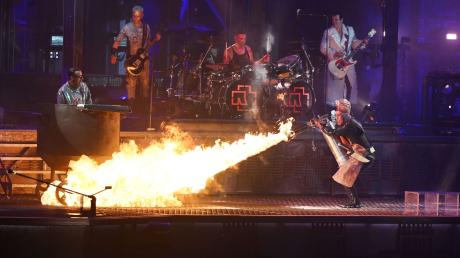 Rammstein Frontsänger Till Lindemann (r) feuert auf der Bühne mit einem Flammenwerfer auf Band-Mitglied Christian Lorenz (l).