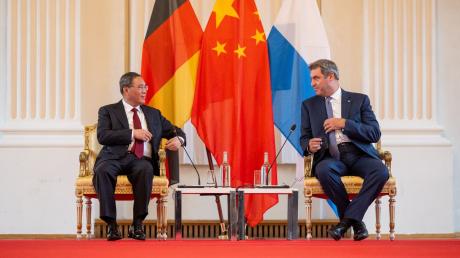 Chinas Premierminister Li Qiang (links) wird in der Residenz München von Ministerpräsident Markus Söder (CSU) empfangen.