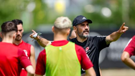 Der neue Cheftrainer Cristian Fiel (r) gibt den Spielern Anweisungen.