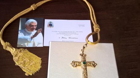 Ein Handout des bayerischen Landeskriminalamts, das am 20.06.2023 zur Verfügung gestellt wurde, zeigt das gestohlene Brustkreuz des verstorbenen Papstes Benedikt XVI.