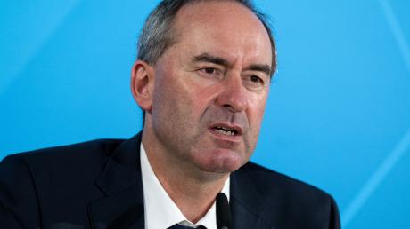 Hubert Aiwanger (Freie Wähler), Wirtschaftsminister von Bayern, spricht ins Mikrofon.