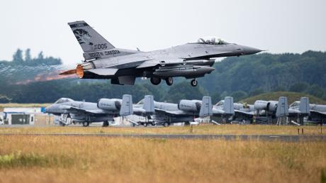Ein F-16 Kampfflugzeug der US Air Force startet am Rande eines Pressetermins zum Abschluss des Luftwaffen-Manöver „Air Defender 2023“ auf dem Luftwaffenstützpunkt in Jagel.