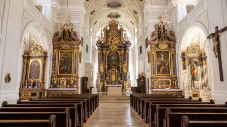 Blick in den Kirchenraum und auf den Altar der Stadtkirche Sankt Oswald in Traunstein.