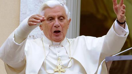 Der damalige Papst Benedikt XVI. gestikuliert beim Angelus-Gebet in Castel Gandolfo.