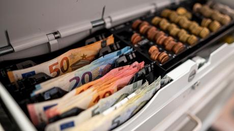 Ein 26-Jähriger hat in einer Spielothek in Jettingen-Scheppach Geld aus der Kasse genommen.