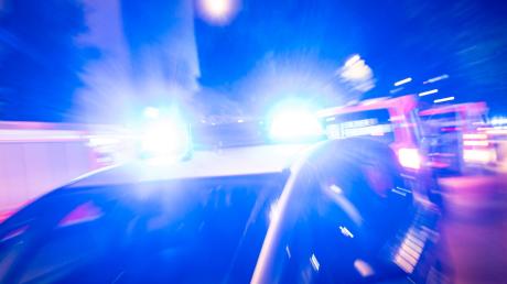 Wegen eines gelegten Feuers an einem Fahrradabstellplatz in der Friedl-Urban-Straße hat die Augsburger Polizei Ermittlungen aufgenommen.