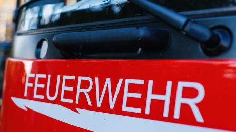 In Leeder geriet am Dienstag ein Lkw-Anhänger in Brand, die Feuerwehr konnte schnell löschen.