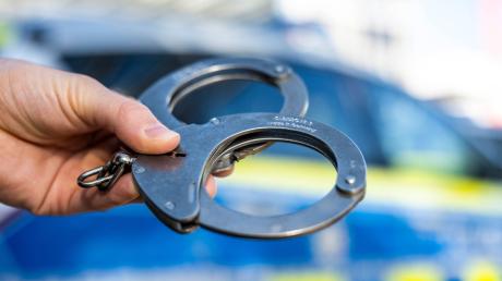 Die Grenzpolizei hat am Flughafen Memmingen drei Männer festgenommen. 