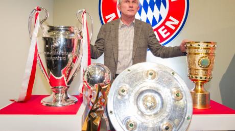 Der damalige Trainer des FC Bayern München Jupp Heynckes steht in der Allianz Arena vor den Pokalen.