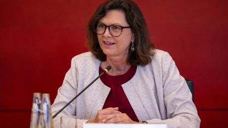 Präsidentin des Bayerischen Landtags, Ilse Aigner, spricht auf einer Pressekonferenz.