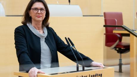 Präsidentin des bayerischen Landtags Ilse Aigner steht bei einem Fototermin im Plenarsaal des Landtags.
