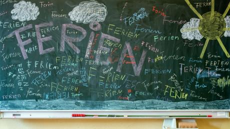 Das Wort «Ferien» steht an einer Tafel in einem Klassenzimmer einer Grundschule.