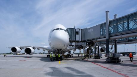 Eine Lufthansa-Maschine des Typs Airbus A380 steht auf dem Flughafen vor dem Abflug nach Boston am Gate.