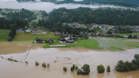 Der Ort Hollersbach steht nach dem Unwetter unter Wasser.