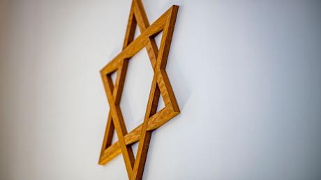 Ein Davidstern hängt an einer Wand im Gebetsraum einer Synagoge.