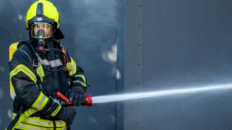 Mehrere Feuerwehren haben einen Brand in einem Friedberger Einrichtungshaus gelöscht.