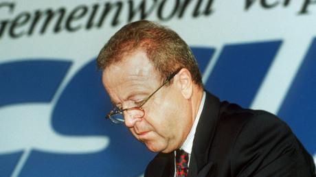 Der stellvertretende CSU-Vorsitzende Gerold Tandler am 09.10.1993 in München vor dem Wahlspruch des CSU-Parteitags.