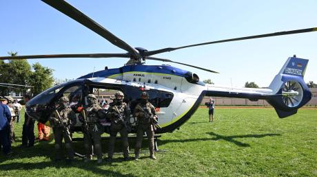 Beamte eines Spezialeinsatzkommandos stehen vor dem neuen Hubschrauber vom Typ Airbus H145.