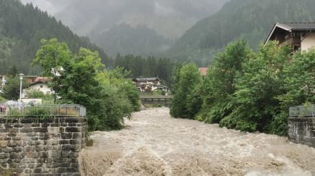 Aufgrund des Dauerregens ist der Fluss Ziller im Zillertal, Tirol, stark angestiegen.