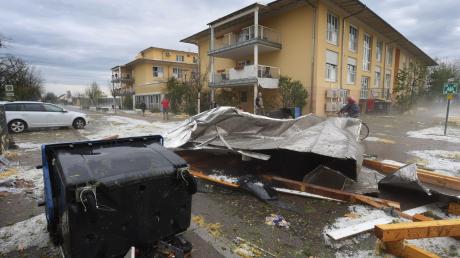 Ein vom Sturm abgetragenes Dach des Seniorenheims liegt neben einer umgestürzten Mülltonne.