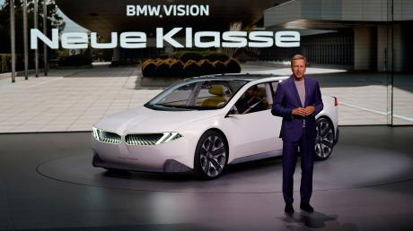 BMW-CEO Oliver Zipse spricht bei der Präsentation des neuen BMW der „Neuen Klasse“.
